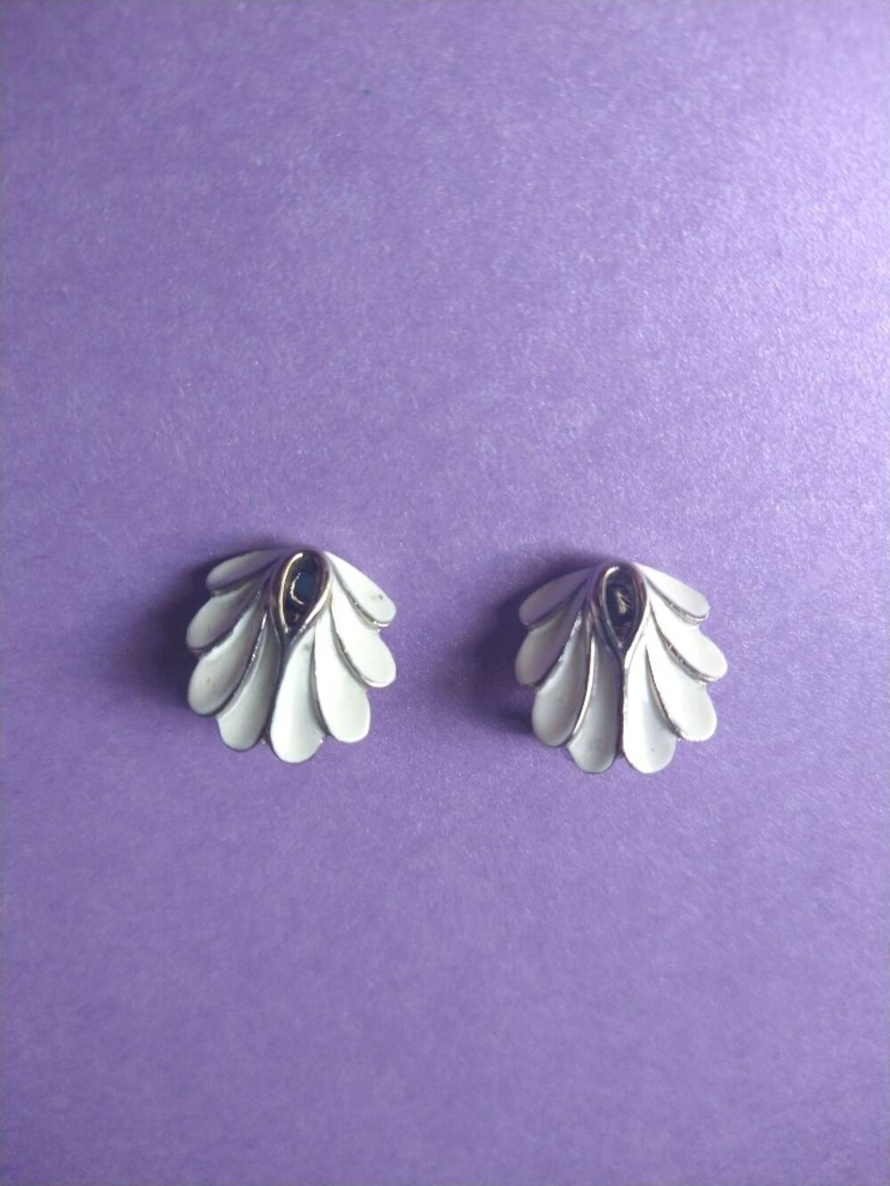 Vintage White Abstract Shell Design Clip On Earrings Estate Jewelry